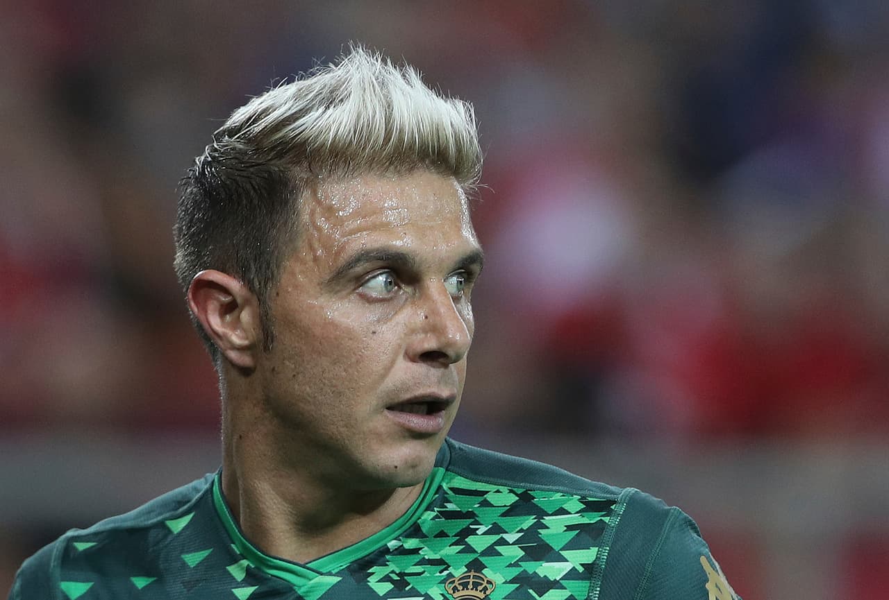 Al minuto 80 Joaquín dejó el campo y le dejó el gafete de capitán a Guardado, quien sumó los 90 en este juego.