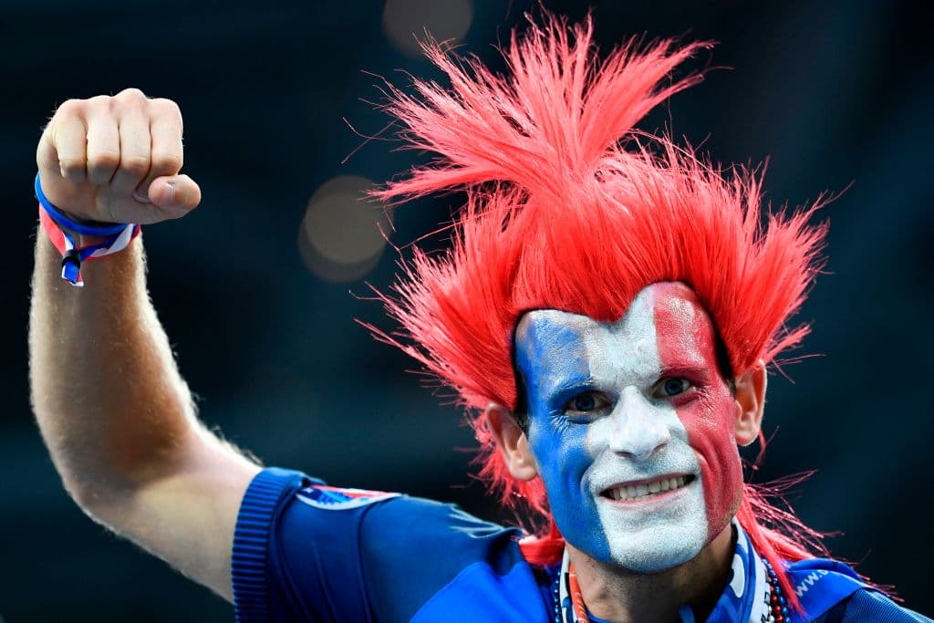 El colorido de los fanáticos de Francia y Bélgica en la semifinal de Rusia 2018 también tiene una muestra de la intensidad en la definición del primer finalista del Mundial.