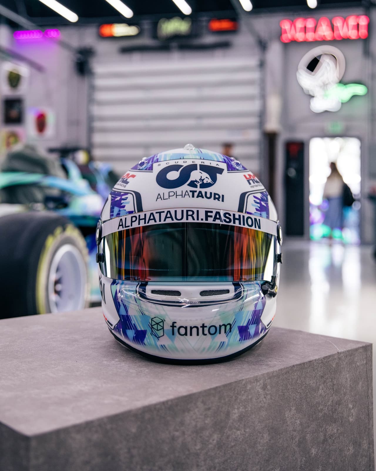 Yuki Tsunoda también tendrá un nuevo diseño en su casco para celebrar la competencia del fin de semana.