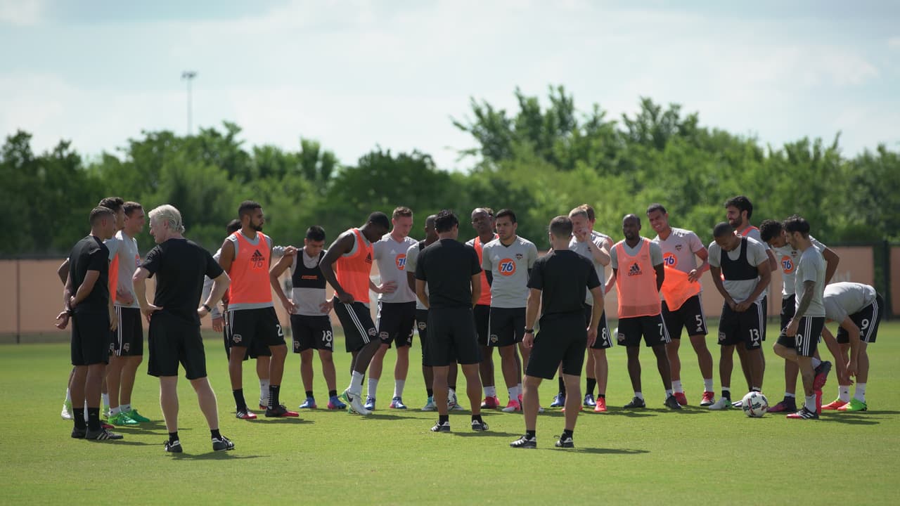 Bajo las órdenes del colombiano Wilmer Cabrera (de espaldas en el centro del grupo) el equipo texano pelee el liderato de la Conferencia Oeste.
