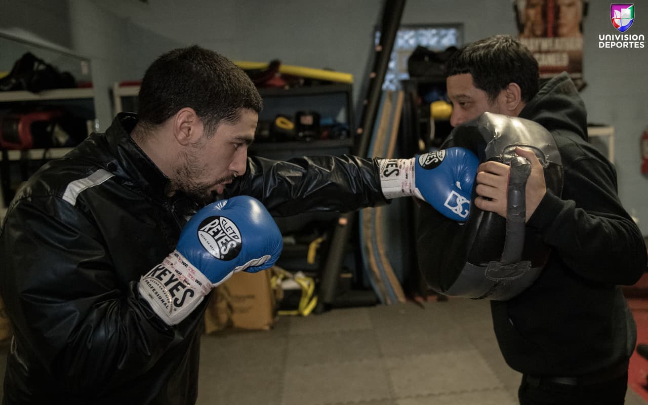 Una de las armas de García es el contragolpe con la mano izquierda en forma de gancho, el cual le dio resultados ante Khan y Morales.