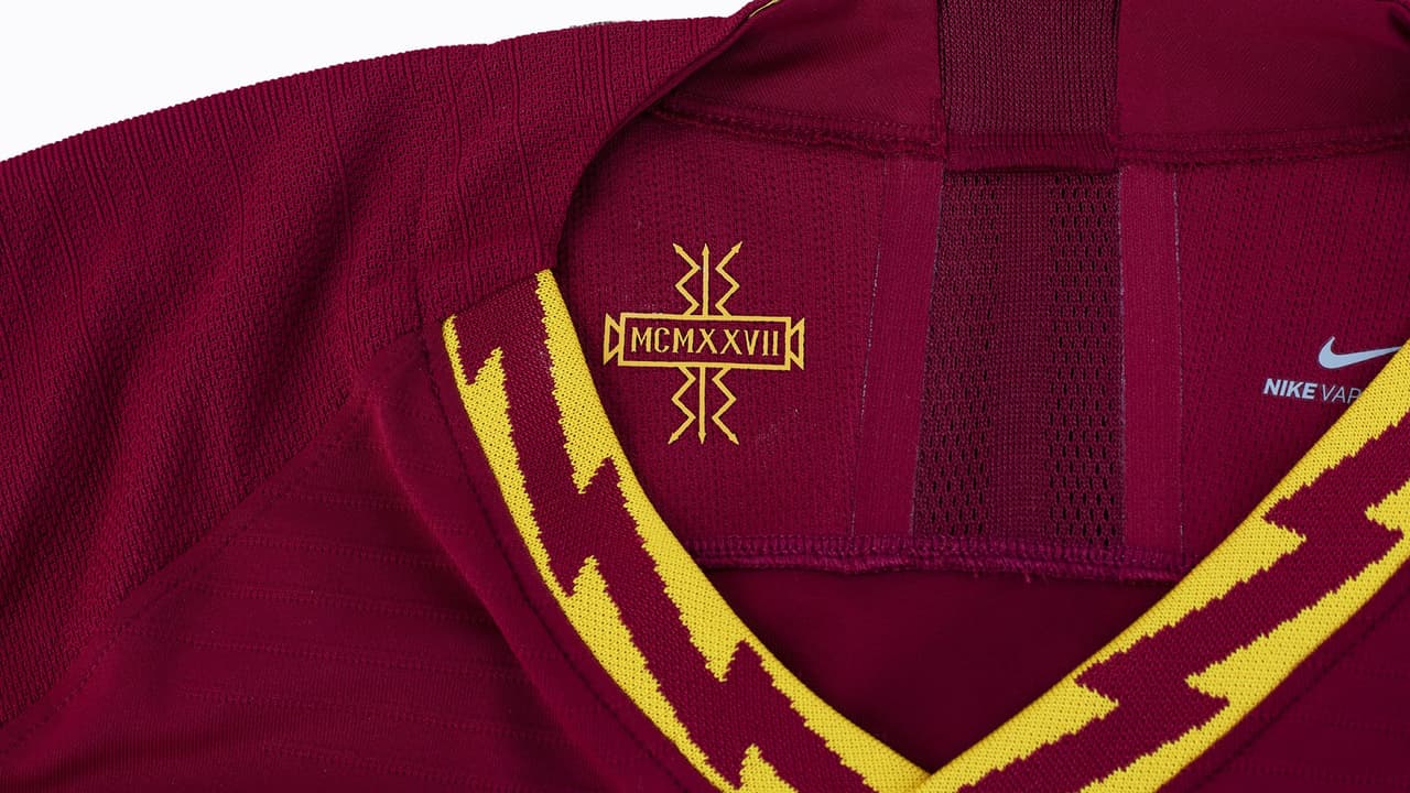 Sencillamente hermosa, así es la nueva piel de la A.S. Roma para la próxima temporada. El clásico color grana de la Loba se mantiene, pero también va acompañado de unos detalles en el cuello y puños que hacen referencia a Júpiter, el principal dios de la mitología romana y a la magia de la capital italiana.