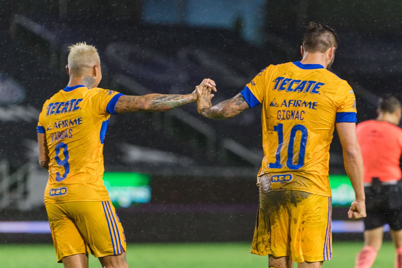 André-Pierre Gignac remató con un soberbio testarazo en el área chica.