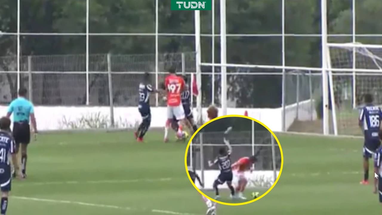 Jugador de Pachuca Sub-23 juega descalzo ante Monterrey en la Liguilla 