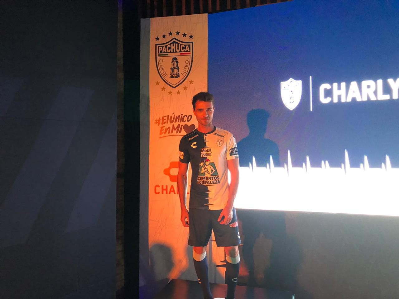 En la noche del viernes fue presentada la nueva playera del Pachuca con la que competirá en el Apertura 2019 de la Liga MX, con protagonismo de sus futbolistas del plantel masculino y femenino.