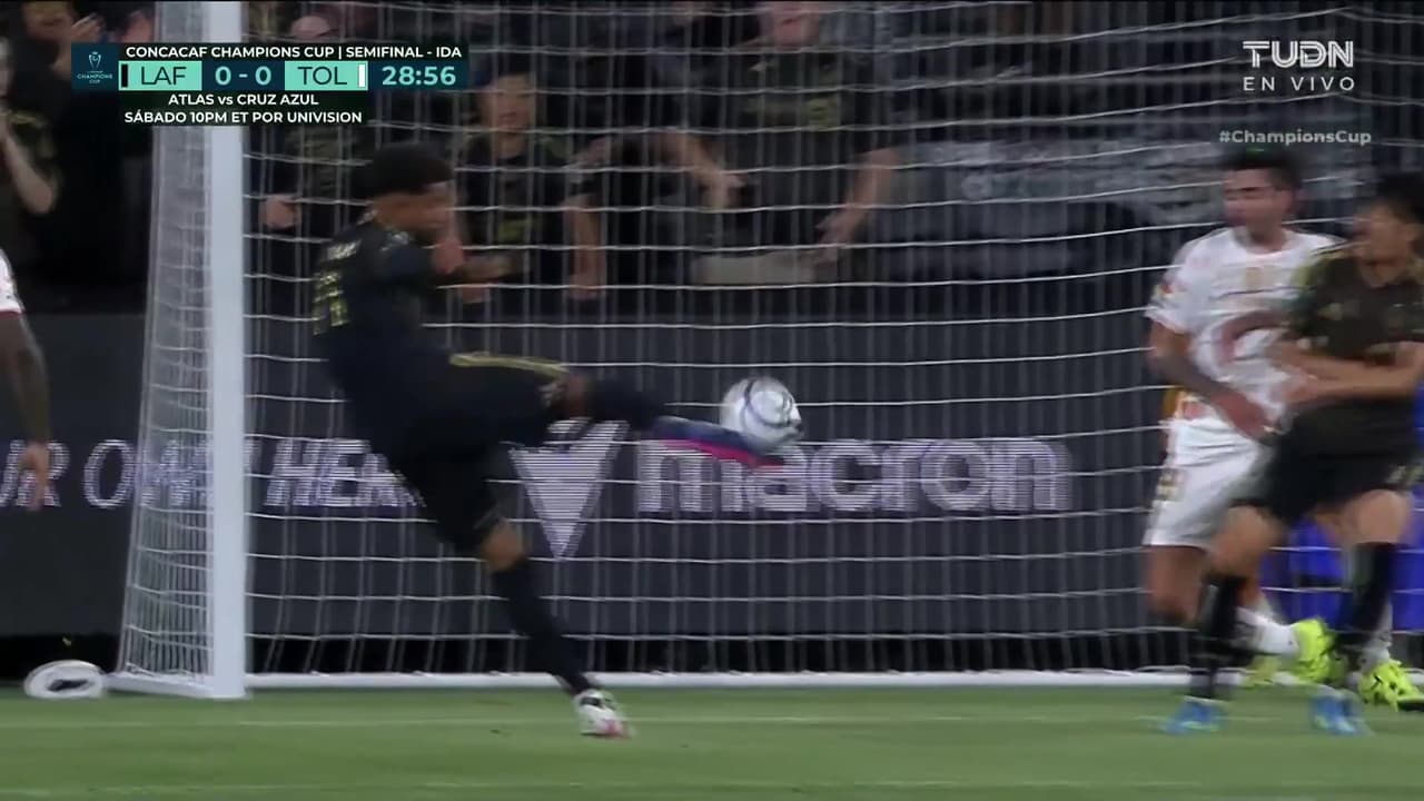 ¡Primer aviso de LAFC! Tillman se queda a nada por un mal bote