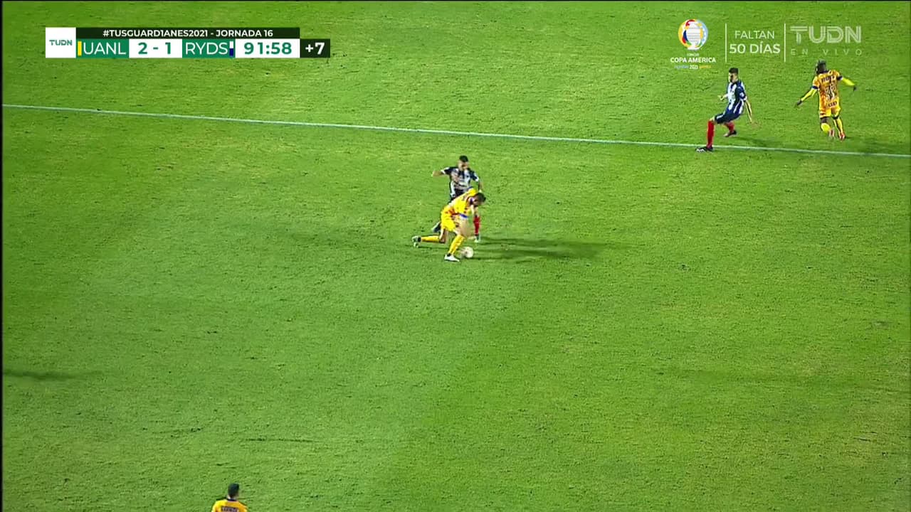 ¡Tarjeta Roja! Sebastián Vegas recibe la segunda amarilla y se va del juego.