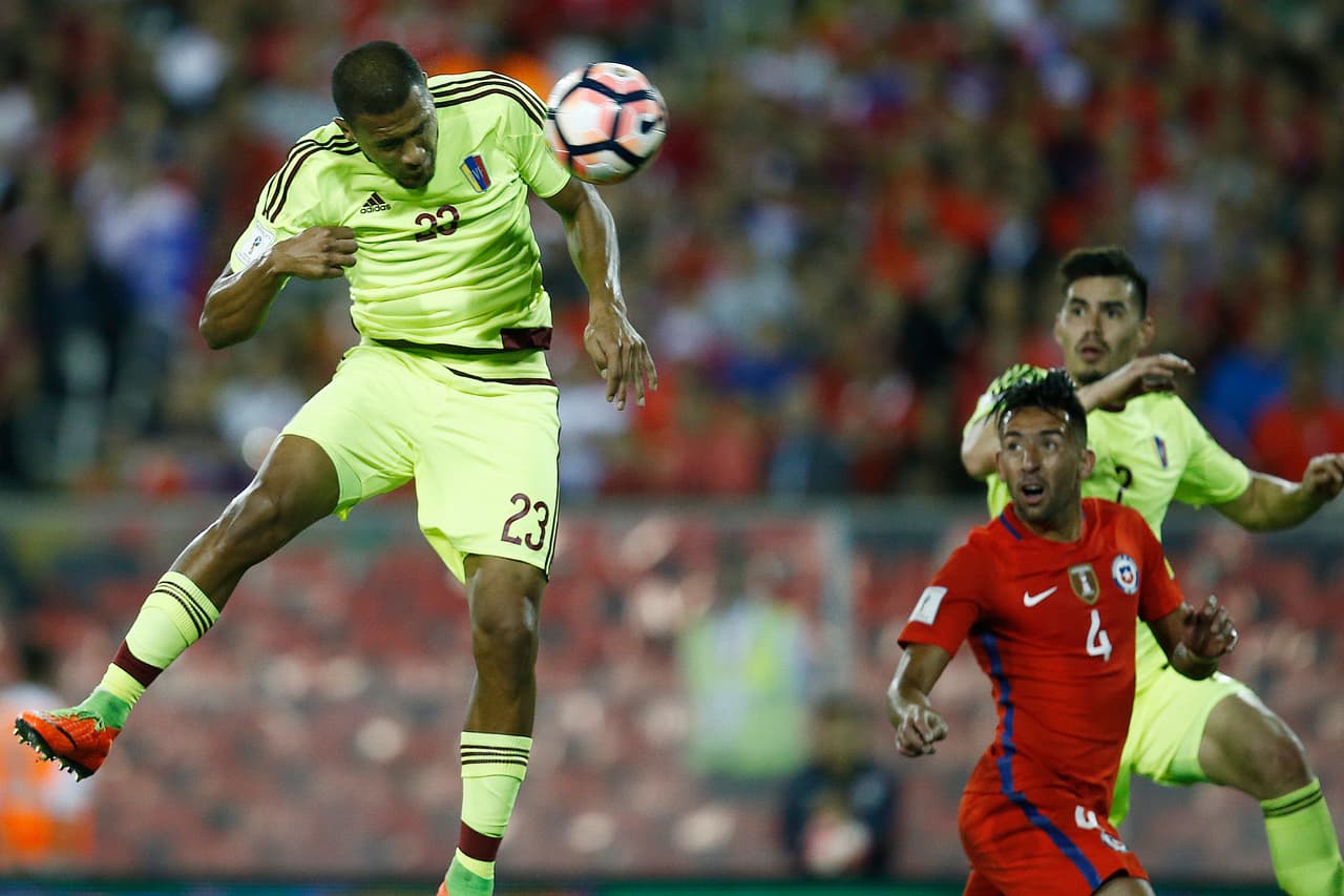 Salomón Rondón acortó distancias al minuto 18 del segundo tiempo con un cabezazo contundente.