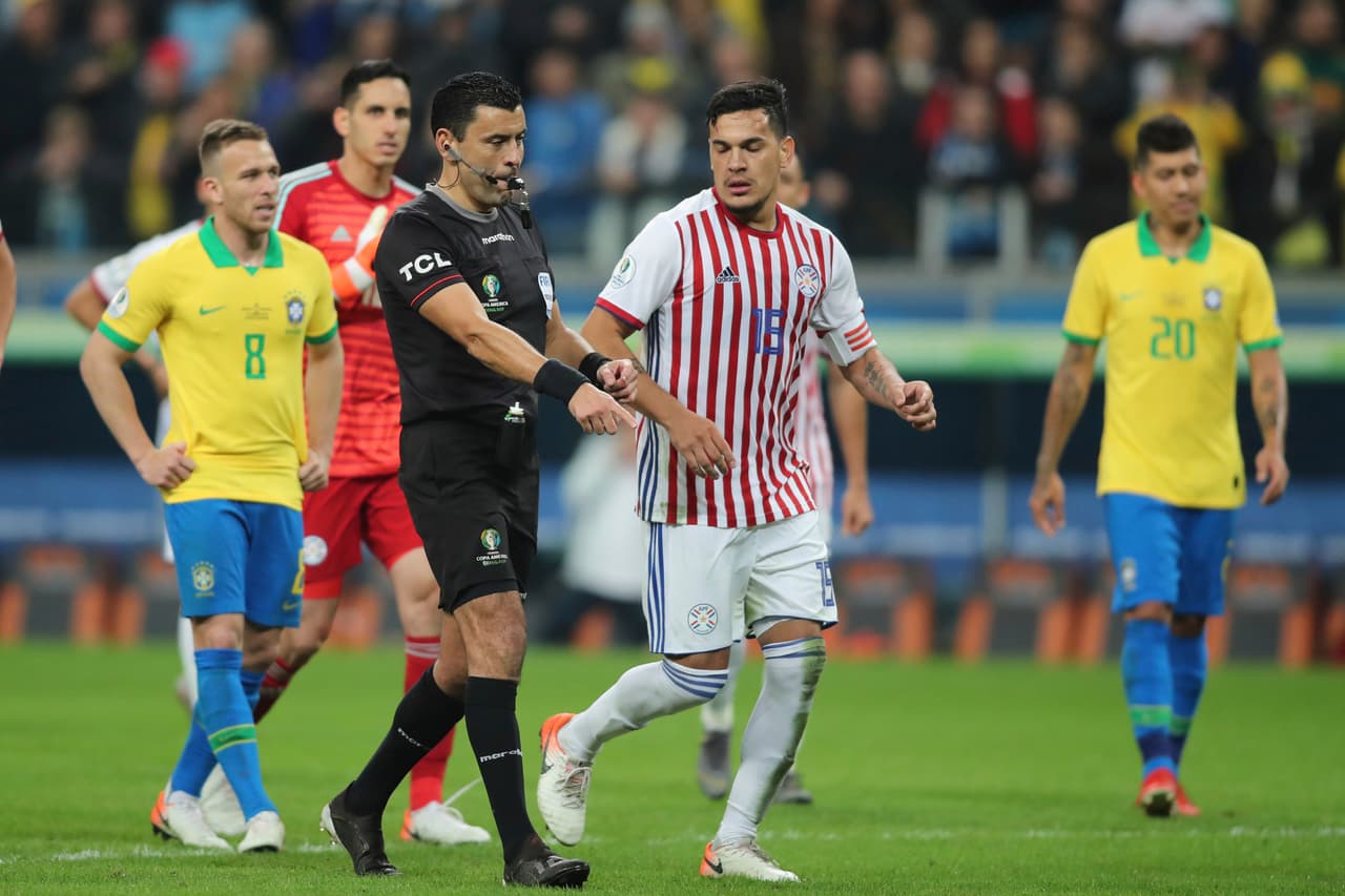 El árbitro reculó, desestimó el penalti y marcó un tiro libre apenas centímetros afuera del área paraguaya, pero eso no era todo lo que tenía que decir el hombre de negro.