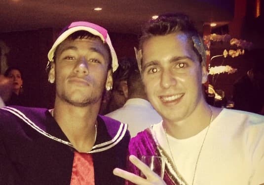 Neymar no se podía quedar atrás. El astro brasileño también rinde homenaje.