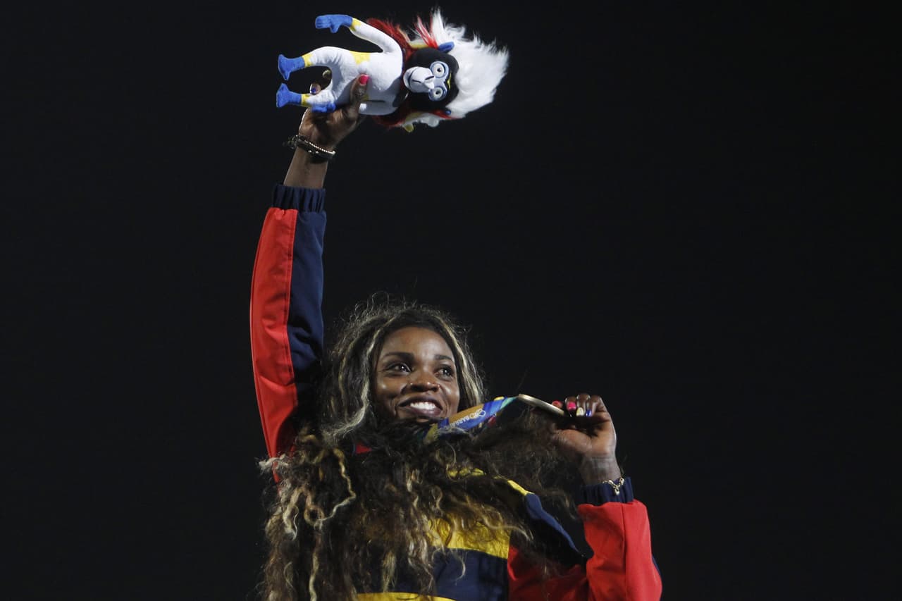 Con la presea en sus manos y la mascota de Barranquilla 2018, esta colombiana quiere hacer respetar su localía.