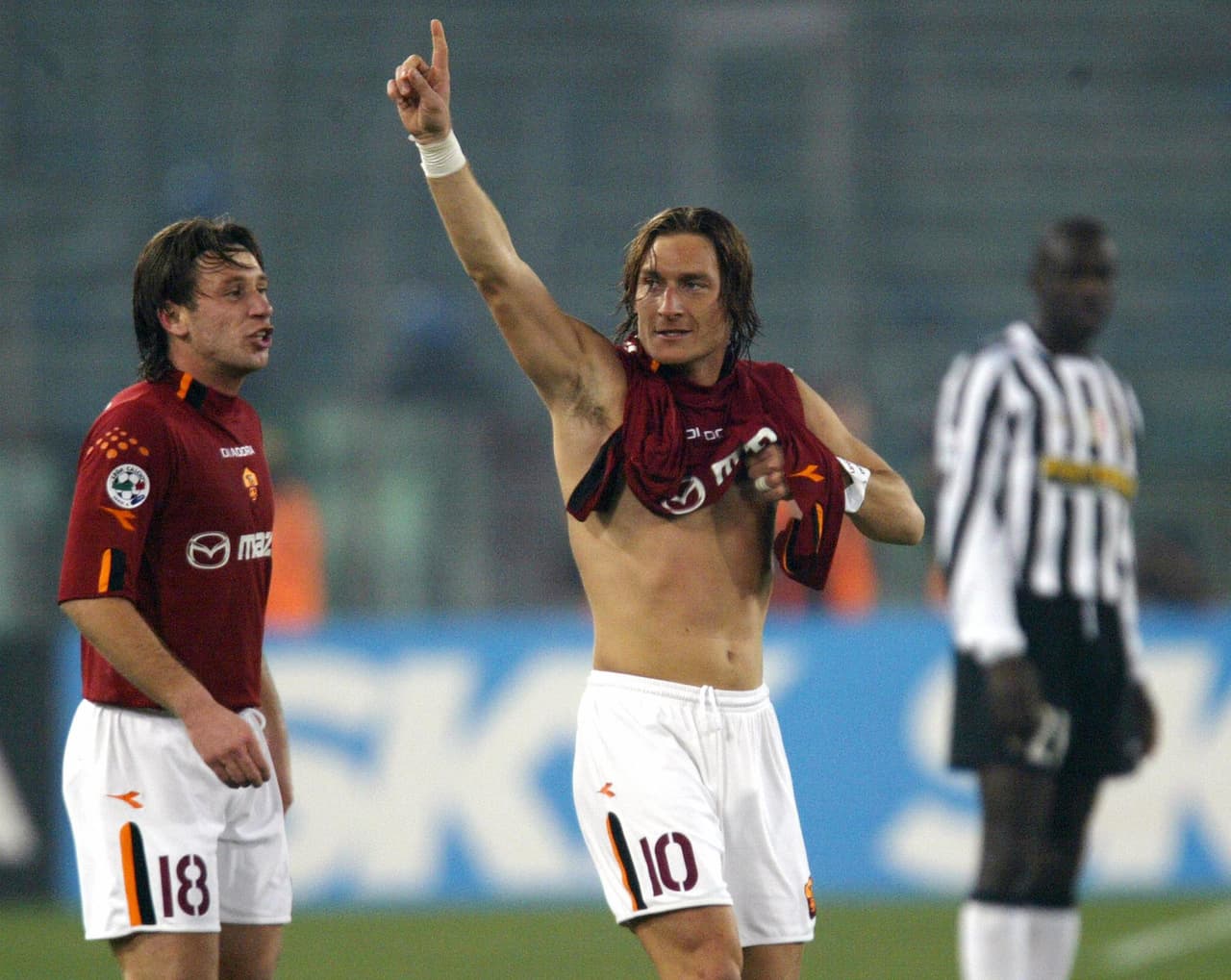 Francesco Totti solía descamisarse celebrando goles con la Roma. Pero ha anotado 307 goles y, si siguiera haciéndolo, sería también uno de los más tarjeteados del mundo.