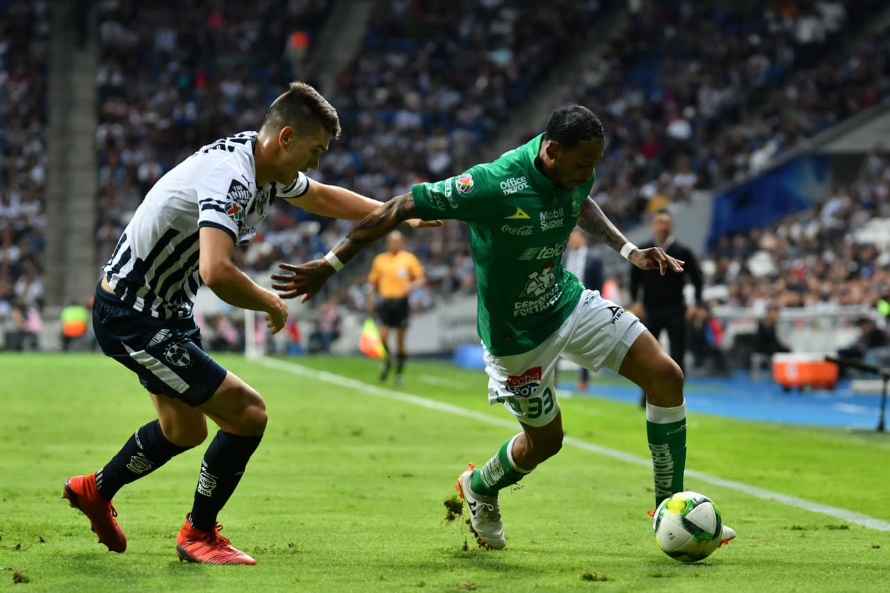Dos minutos después, al 74', el ecuatoriano Vinicio Angulo (derecha) anotó su primer gol con León, el 2-1 parcial.