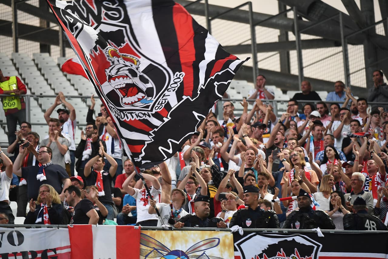 Por su parte, los del Salzburgo no se quedaron atrás y alentaron a los suyos desde el inicio.