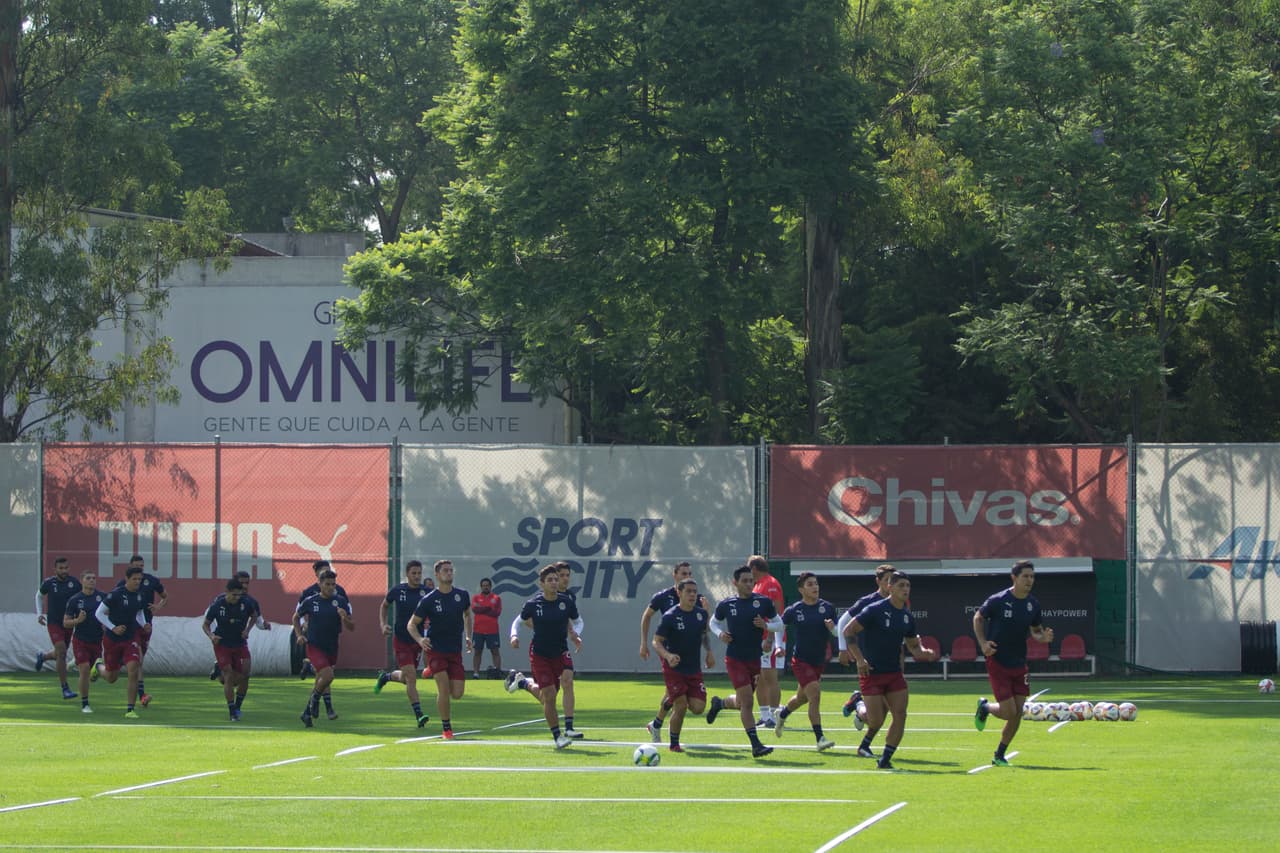 El entrenamiento de Chivas de Guadalajara estuvo marcado por el anuncio de que Oribe Peralta, goleador del gran rival América, será parte de la plantilla para el Apertura 2019.