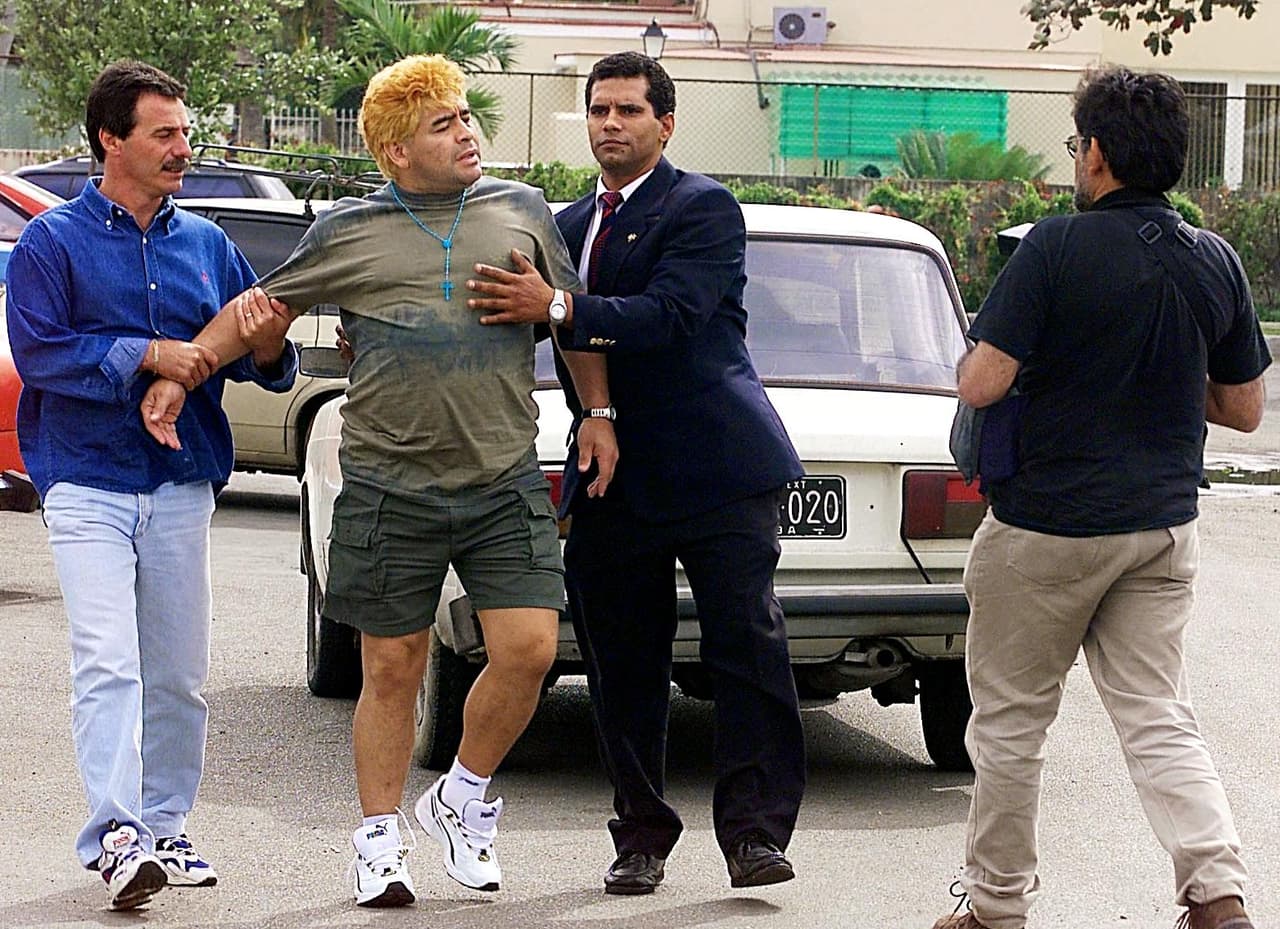 El argentino Diego Maradona tuvo problemas de drogadicción que incluso lo llevaron al arresto en Italia en 1991. En el 2000 estuvo en rehabilitación contra ese vicio en La Habana, Cuba.