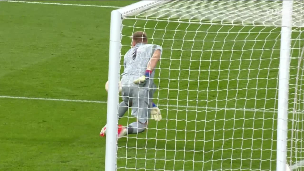 ¡TIRO ATAJADO! disparo por Eddie Nketiah.