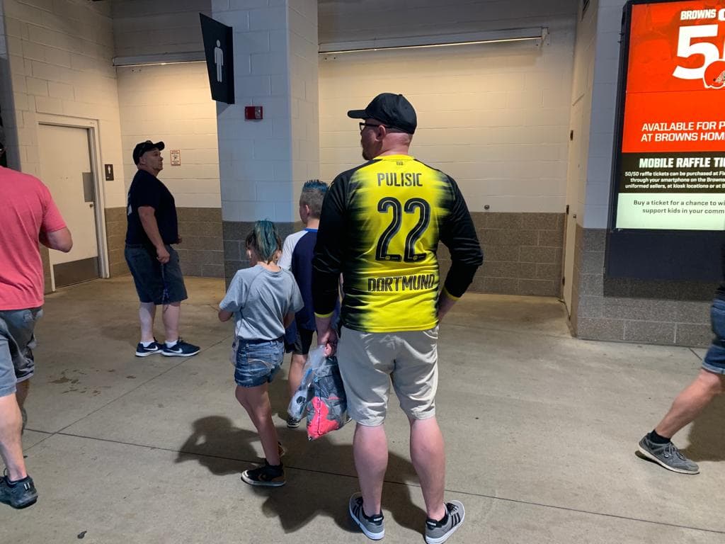 Los fanáticos estadounidenses y trinitenses se preparan en el FirstEnergy Stadium de Cleveland, Ohio, para su encuentro en el Grupo D de la Copa Oro.