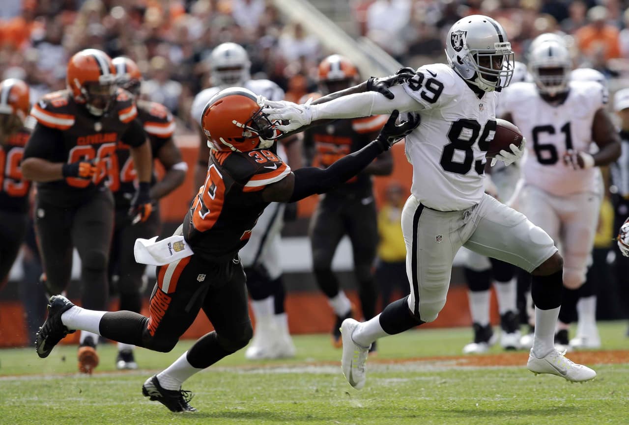 El novato Amari Cooper atrapó ocho envíos de Derek Carr para 134 yardas y guió a los Raiders al triunfo por 27-20 sobre los Browns.