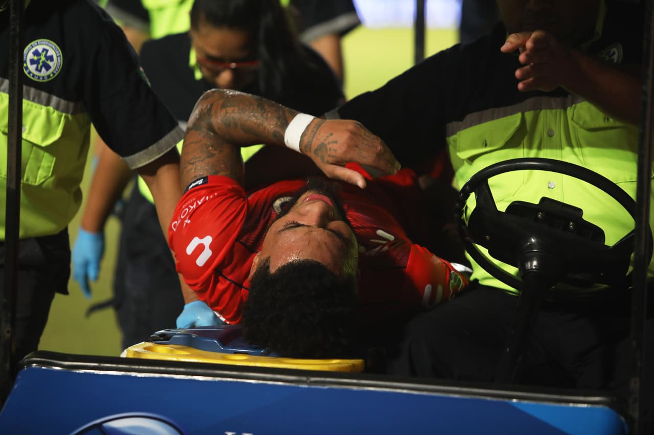 Y, en la misma acción, salió lesionado