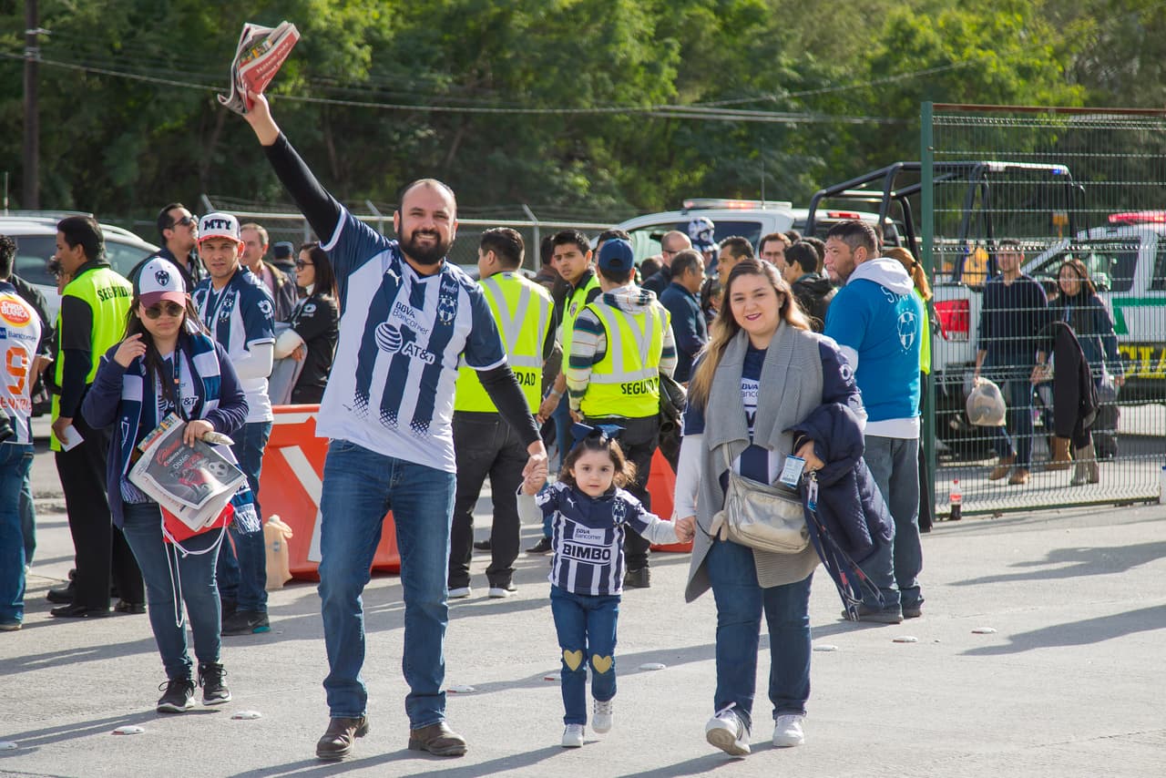 Todo listo para la Gran Final del fútbol mexicano y la afición llegó desde temprano para apoyar a su equipo con sombreros, maquillaje, banderas y mucha pasión.