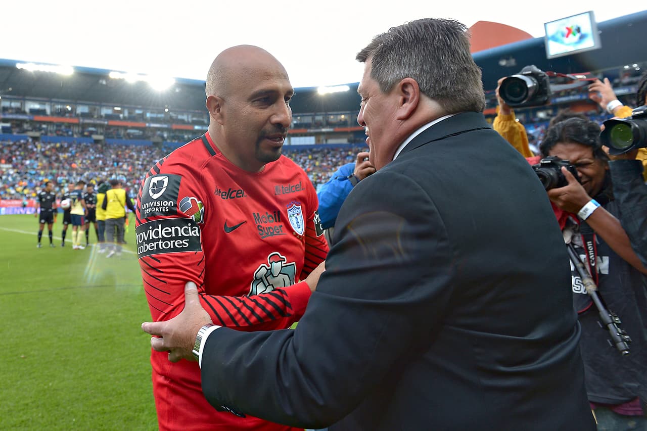 Miguel Herrera saluda afectuosamente a Óscar "Conejo" Pérez antes del arranque del juego.