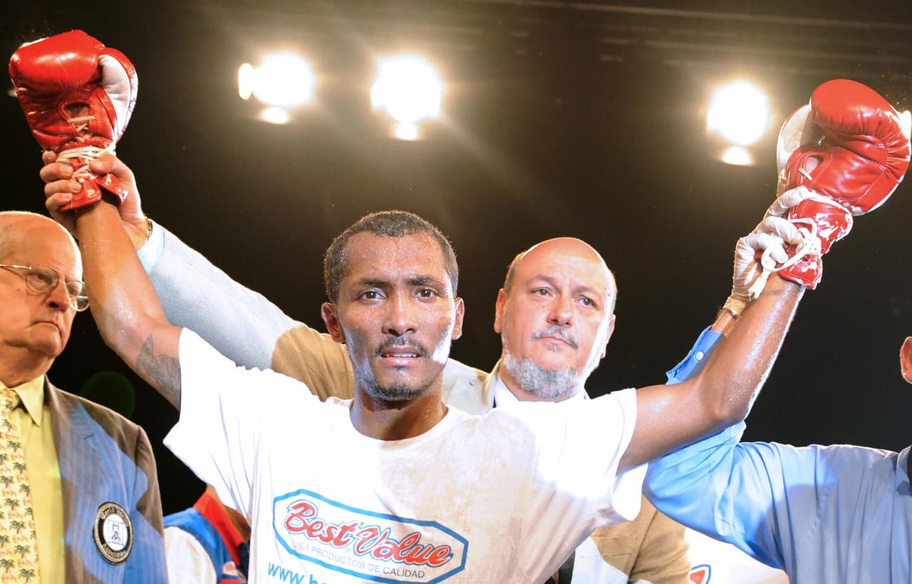 Anselmo Moreno campeón plata gallo CMB