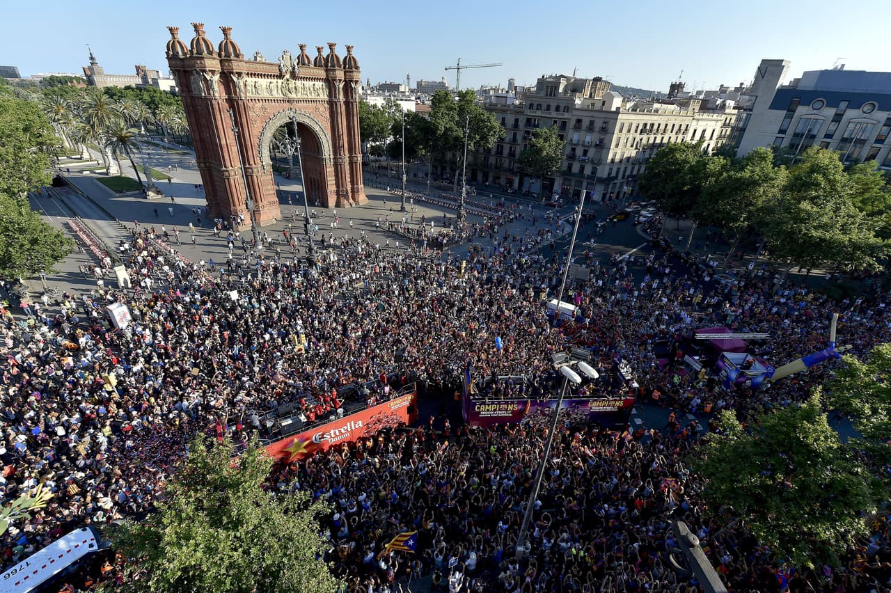 Los jugadores Blaugranas recorrieron las calles de Barcelona y después llegaron al Camp Nou para celebrar su quinta Champions League