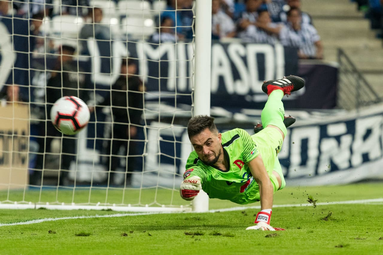 Si no era el portero el que rechazaba o salvaba su arco, los balones se iban desviados del arco.