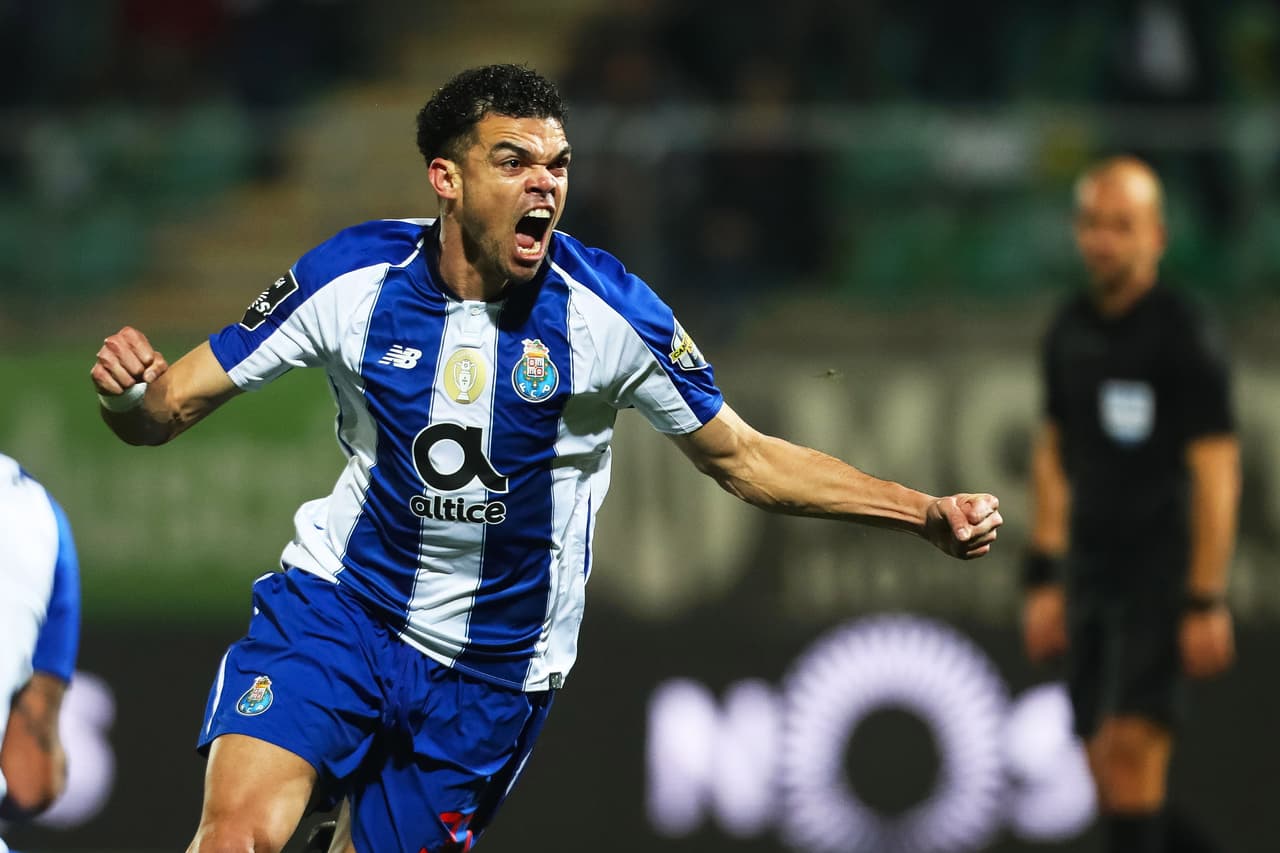 A los 11 minutos, el defensa Pepe marcó el primer gol de los 'Dragones'.