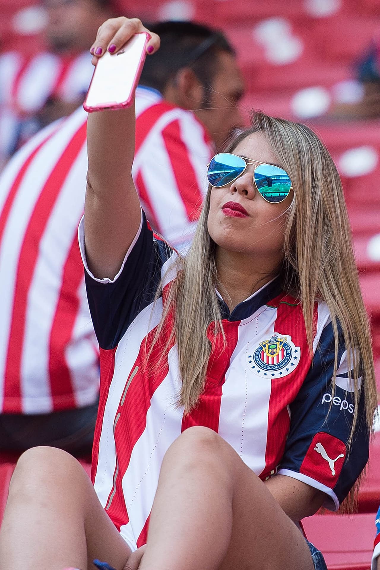 Aficionados de Chivas y Tigres disfrutaron de un gran espectáculo. Música, carne asada, sombreros, maquillajes, máscaras y banderas fueron la constante en el Estadio Chivas.