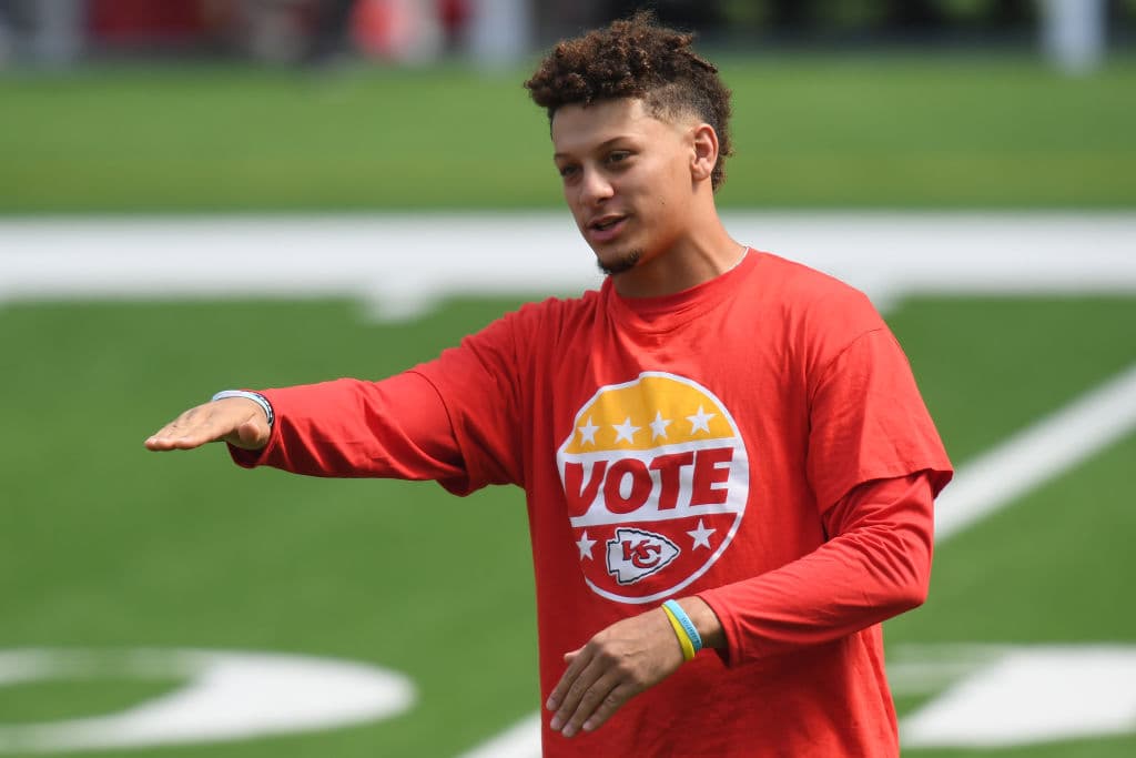 Lo que Mahomes ha hecho fuera del campo, es lo que lo ha elevado a un nuevo nivel de importancia.