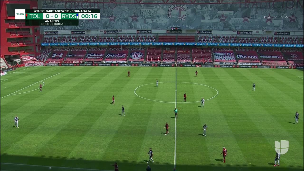 Arranca el partido y la pelota está en juego.