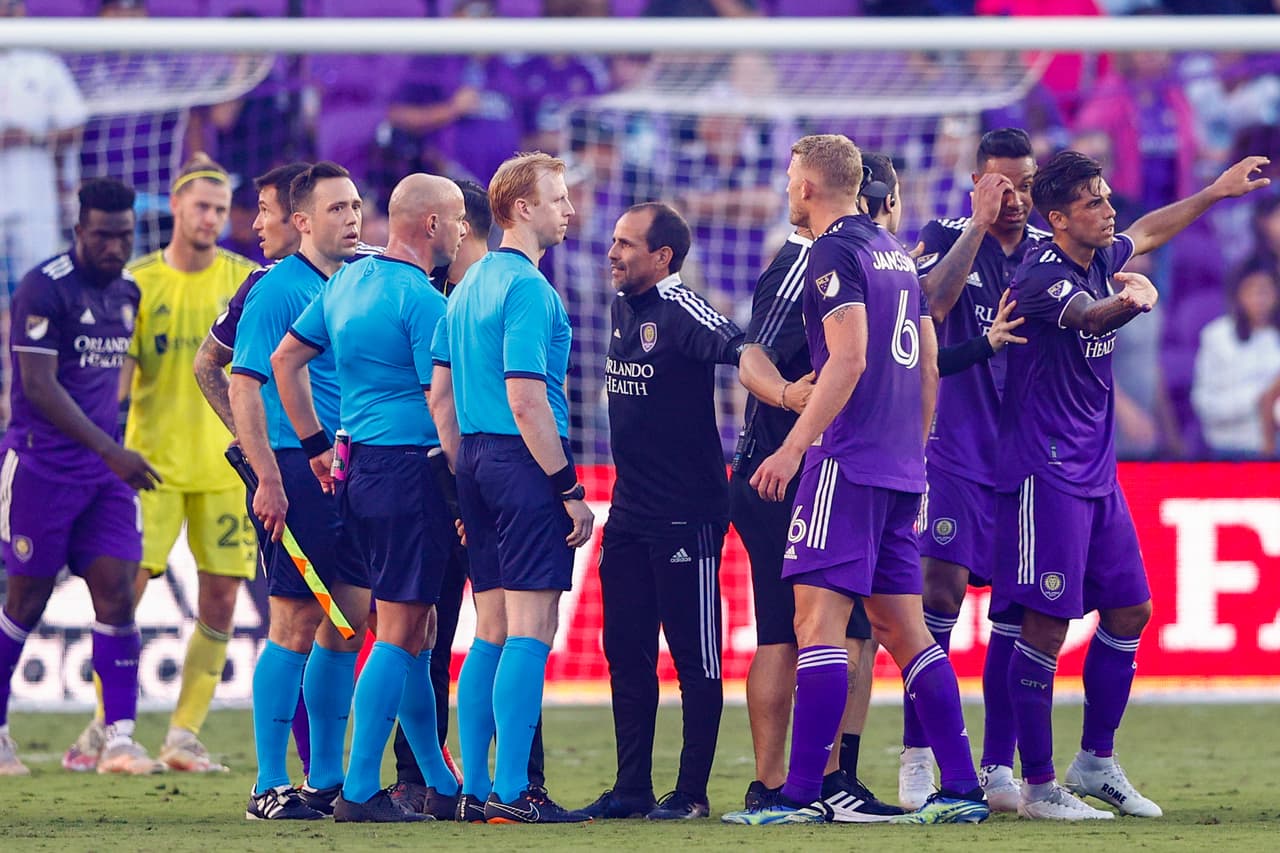 Y en uno de las definiciones más polémicas del fin de semana, Orlando City SC no pudo contar con un gol que le hubiera dado la victoria frente a Nashville SC.
<br>