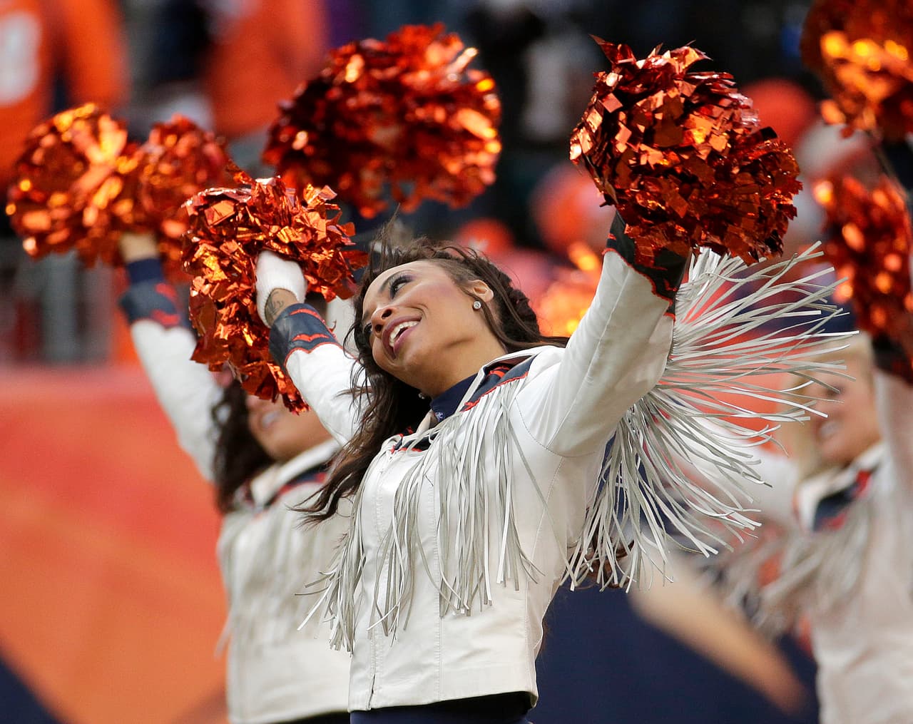 Los equipos locales ganaron, así que tendremos a estas bellezas de los Panthers y Broncos en el Super Bowl 50. Checa las mejores tomas de ellas en los Campeonatos de Conferencias.