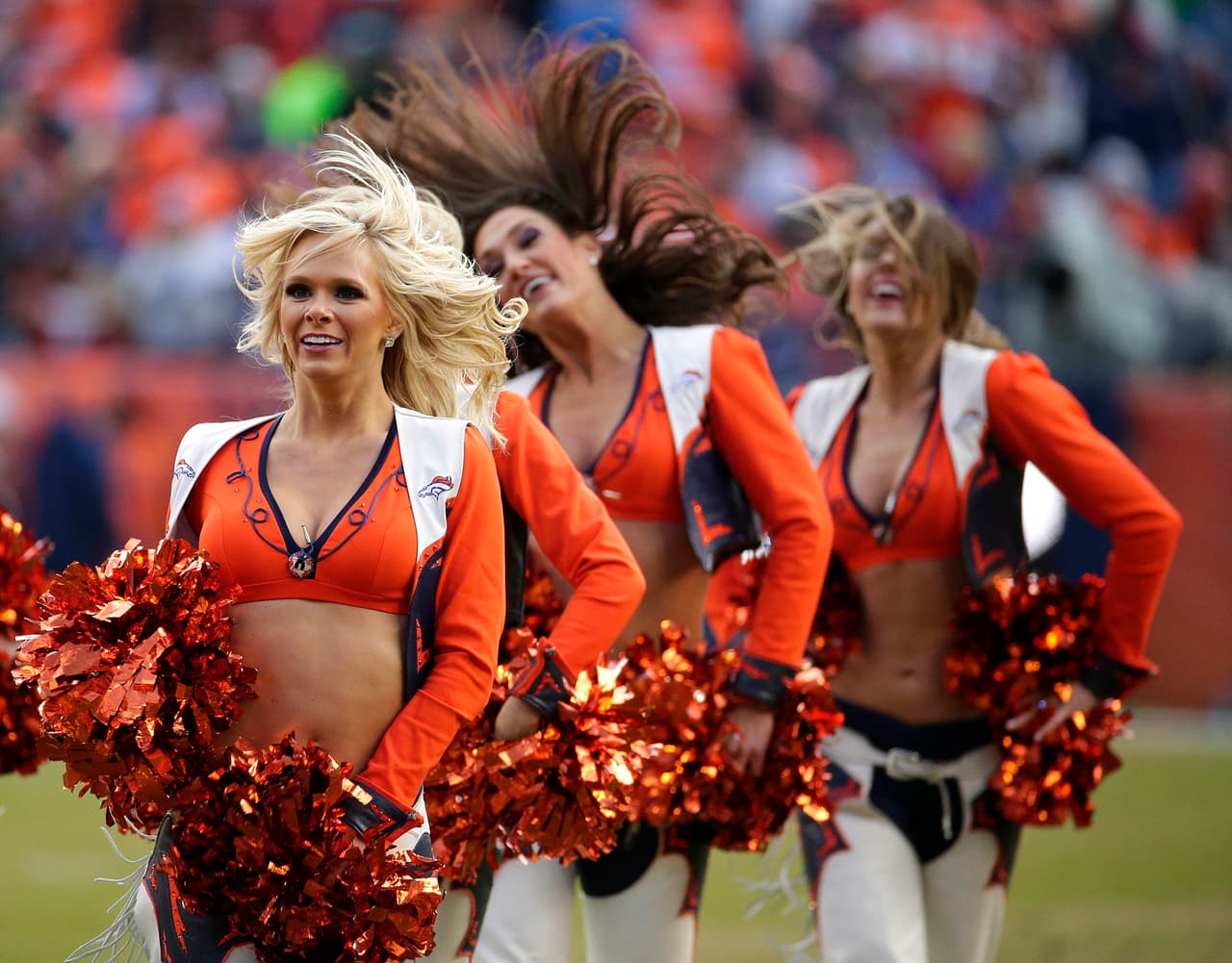 Los equipos locales ganaron, así que tendremos a estas bellezas de los Panthers y Broncos en el Super Bowl 50. Checa las mejores tomas de ellas en los Campeonatos de Conferencias.