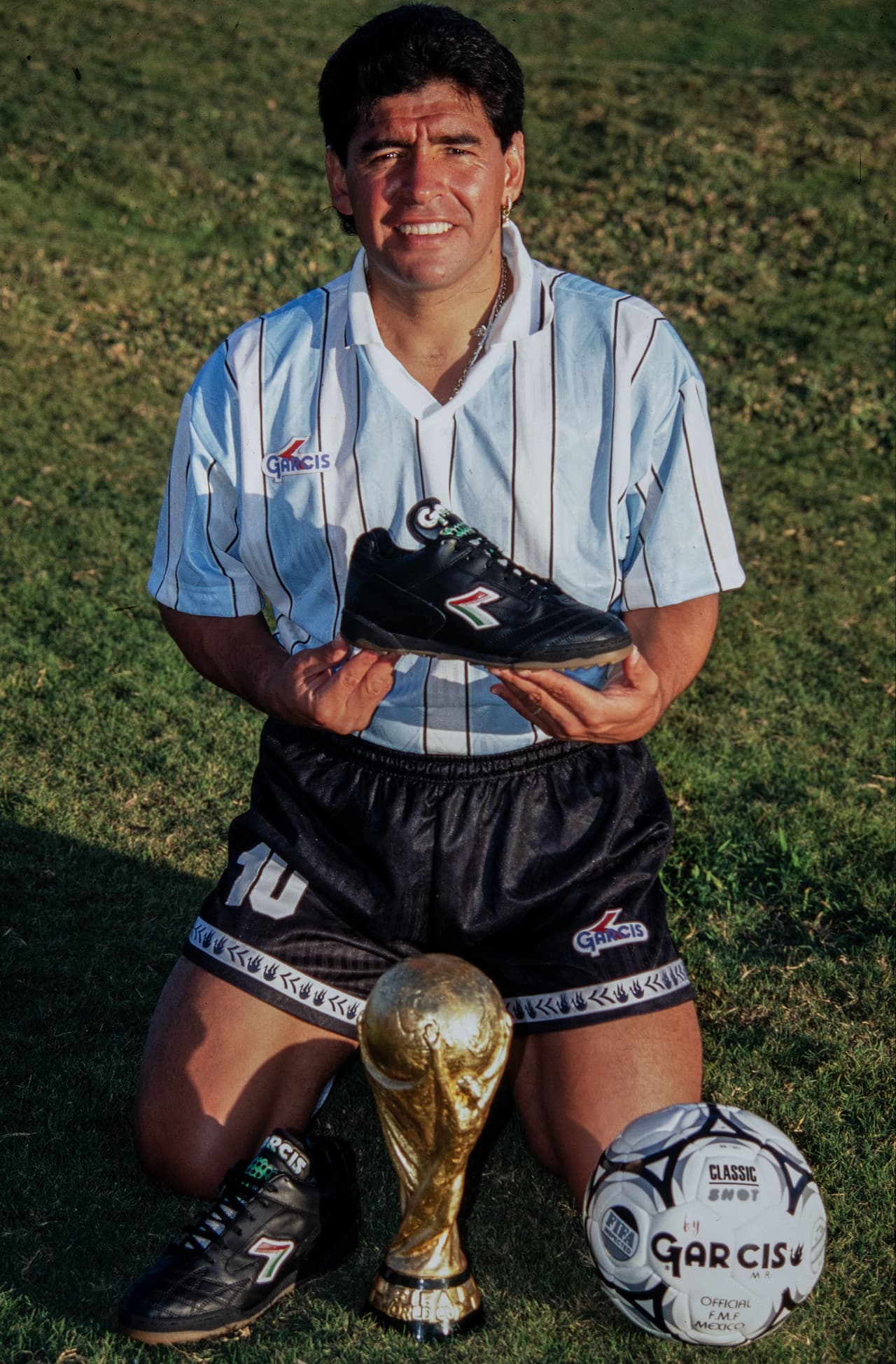 Con una indumentaria parecida a la de la Selección Argentina, el '10' posó con un uniforme de Garcis, además de un balón, unos tenisy la Copa del Mundo.