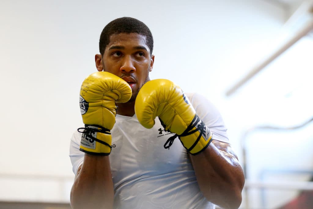 El exboxeador mexicano Marco Antonio Barrera, reconocido en Inglaterra por su victoria sobre el 'Príncipe' Naseem Hamed en 2001, regaló un par de guantes amarillos al campeón invicto FIB, IBO, y AMB de peso completo previo a su pelea con Joseph Parker el próximo 31 de marzo.
