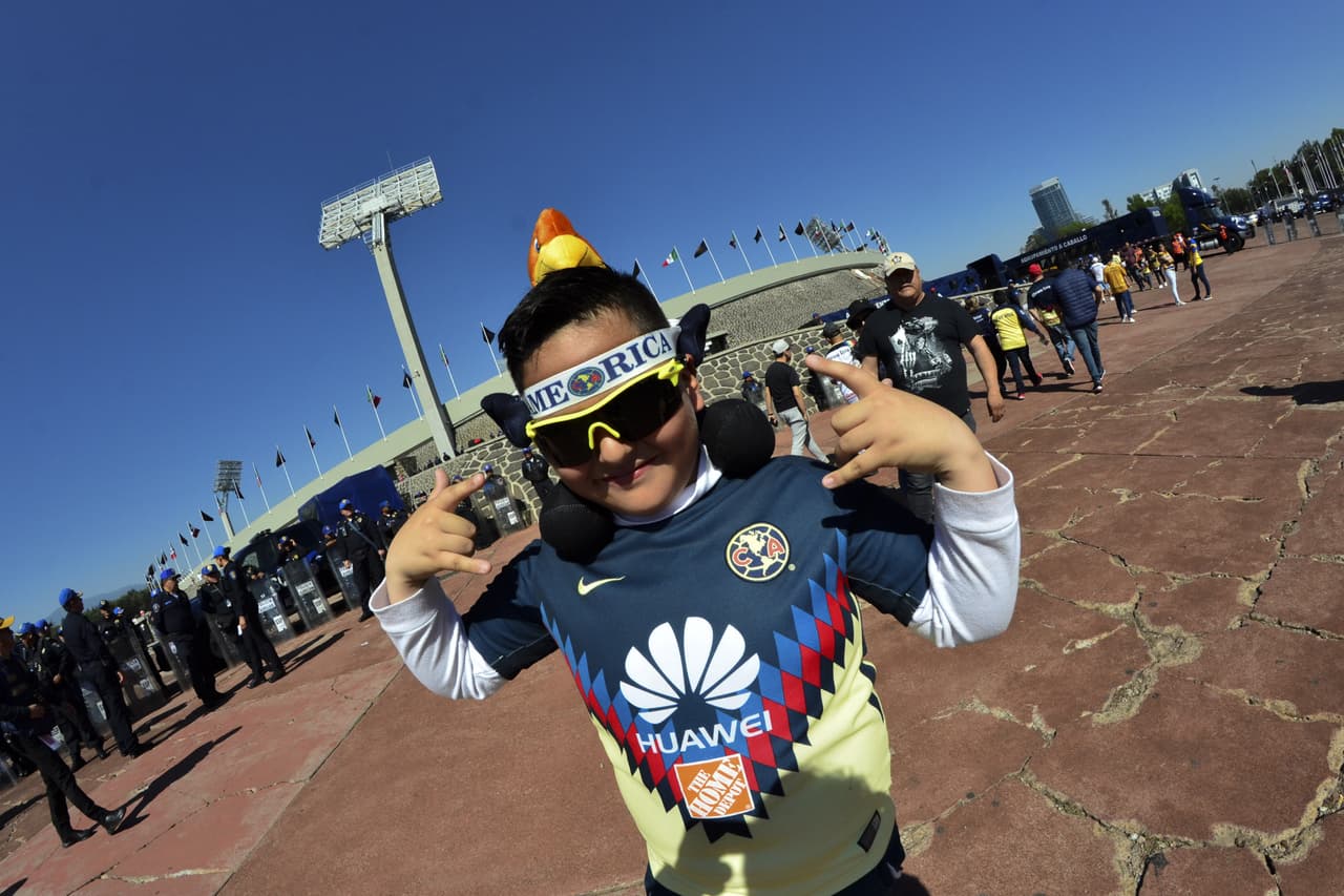 Los fanáticos de Pumas UNAM y América llegaron al estadio de Ciudad Universitaria con su colorido y alegría para una nueva edición del Clásico Capitalino en la Jornada 7 del Clausura 2019 en la Liga MX.
