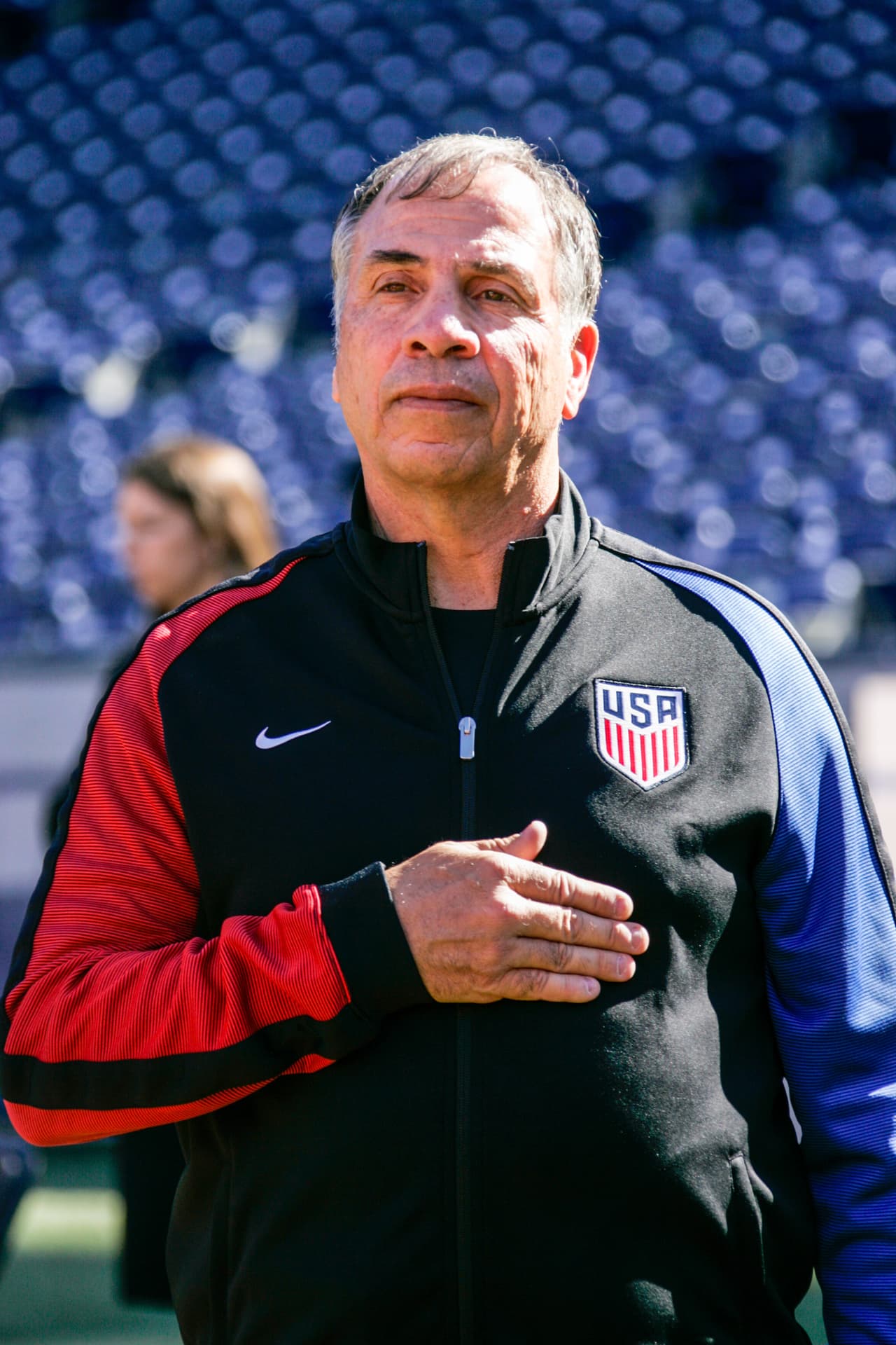 La Copa Oro es un torneo oficial de selecciones mayores sancionado por la FIFA y, de jugar, González quedaría inelegible para jugar por México permanentemente.