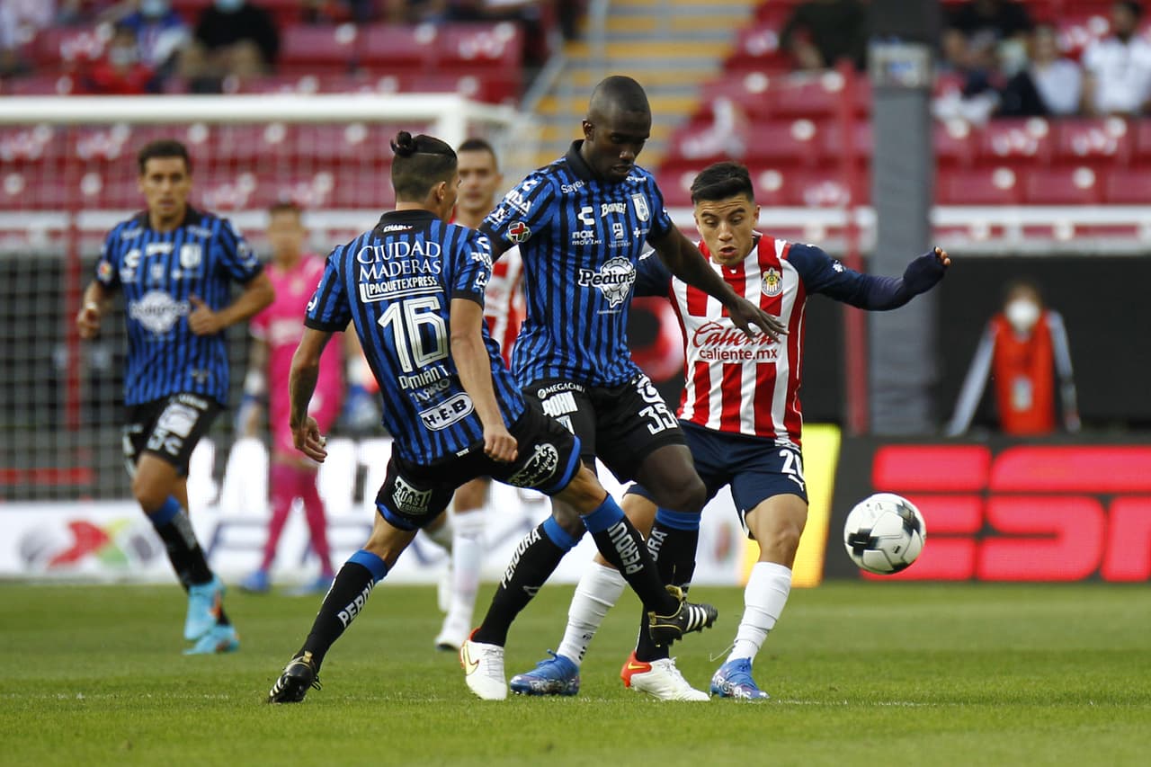 Alexis Vega evita que el Rebaño Sagrado tropiece fuertemente en casa y empetan 1-1 con Querétaro.