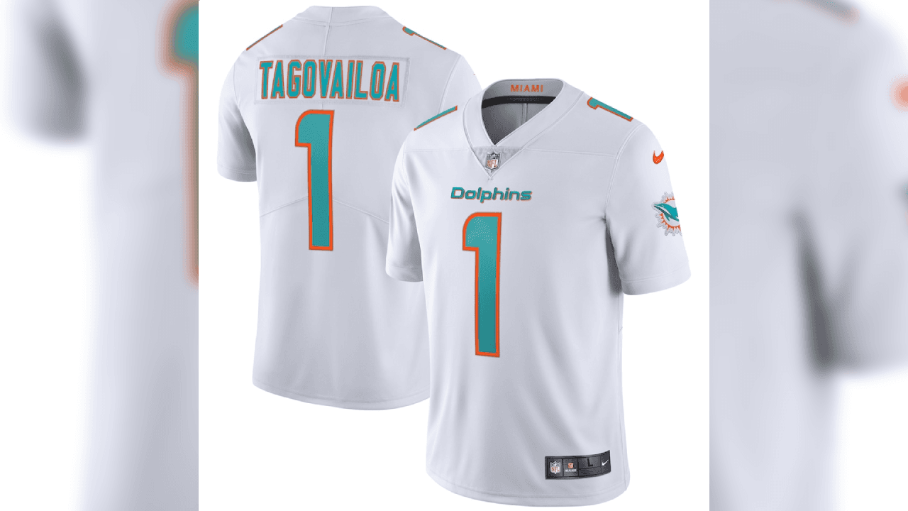 <b>2.-</b>
<b>Tua Tagovailoa (Jersey white)</b>
<br>El nuevo QB de los Miami Dolphins, tiene la gran misión de devolver la mística a estaa franquicia, pelear por los playoffs y ganar, lo antes posible, un Super Bowl.