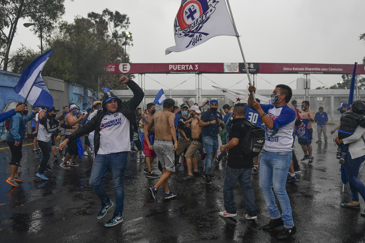 Algunos aficionados de la Máquina del Cruz Azul hicieron un pequeño viaje desde ecatepec para apoyar a sus futbolistas minutos antes de que inicie el clásico joven.