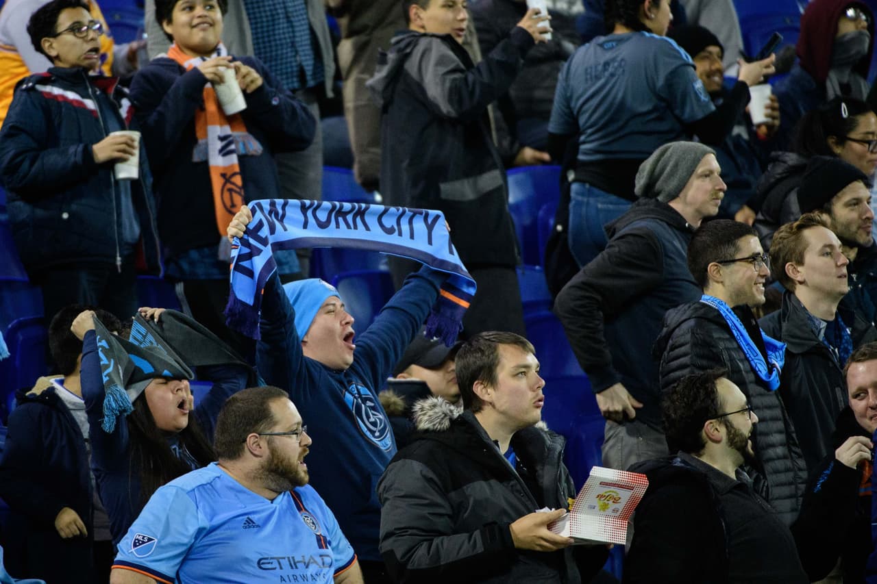 La afición del club también celebra con emoción el primer tanto del equipo.