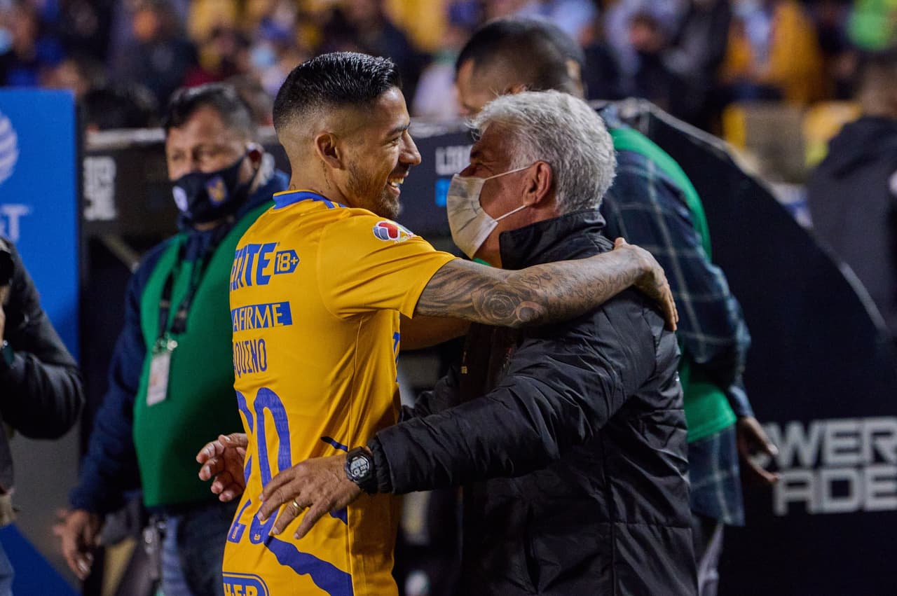 Javier Aquino también se abrazó con el brasileño.