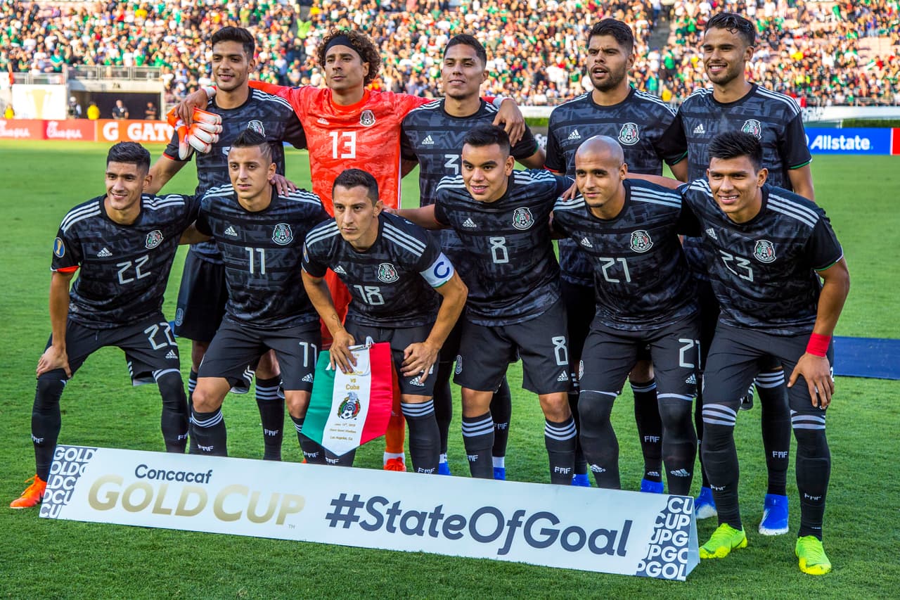 México formó con Memo Ochoa; Néstor Araújo, Carlos Salcedo, Diego Reyes, Carlos Rodríguez, Raúl Jiménez, Roberto Alvarado, Andrés Guardado, Luis Rodríguez, Uriel Antuna y Jesús Gallardo.