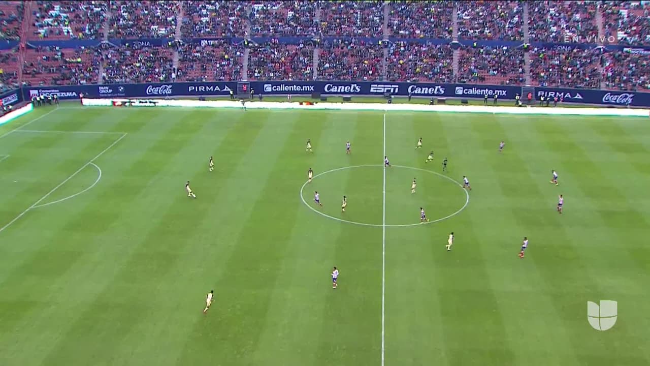 Arranca el partido y la pelota está en juego.
