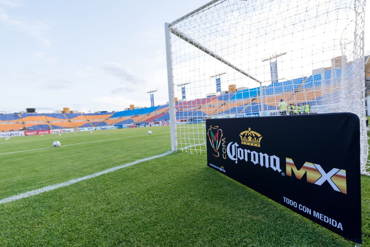 3- Mientras que en el Alfonso Lastras, el público está prácticamente a un paso del campo y eso hace que la cercanía sea palpable y la presión de la afición, tanto en el enojo como en la alegría, sea muy palpable para los jugadores.