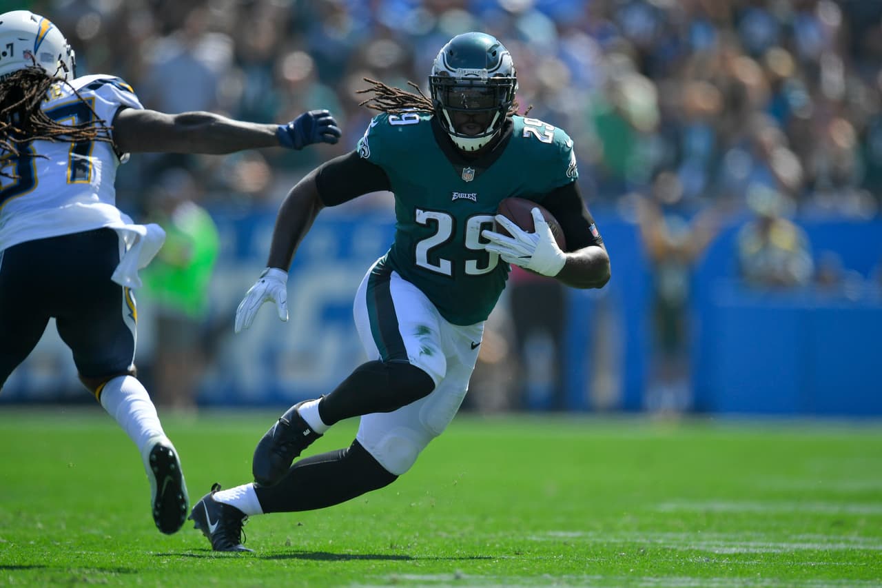 <i>CORREDORES PARA SENTAR: </i>
<br>
<br>
<b>LeGarrette Blount vs. Arizona Cardinals</b>
<br>Blount corrió por todas partes sobre los
<b><a href="https://translate.googleusercontent.com/translate_c?depth=1&hl=es&ie=UTF8&prev=_t&rurl=translate.google.com&sl=en&sp=nmt4&tl=es&u=http://www.nfl.com/teams/losangeleschargers/profile%3Fteam%3DLAC&usg=ALkJrhjVvTz14Bjl22hVS4rymYqs6vFXhQ">Chargers</a></b> con 136 yardas terrestres la semana pasada, pero terminó en segundo lugar en el
<i>backfield</i> de
<i>Philly</i> detrás de
<b><a href="https://translate.googleusercontent.com/translate_c?depth=1&hl=es&ie=UTF8&prev=_t&rurl=translate.google.com&sl=en&sp=nmt4&tl=es&u=http://www.nfl.com/player/wendellsmallwood/2555461/profile&usg=ALkJrhgvet_tU9lAL8cdOh-d5XD8obOiBA">Wendell Smallwood</a></b>. El veterano también tiene un duelo mucho más difícil esta vez, ya que los
<b><a href="https://translate.googleusercontent.com/translate_c?depth=1&hl=es&ie=UTF8&prev=_t&rurl=translate.google.com&sl=en&sp=nmt4&tl=es&u=http://www.nfl.com/teams/arizonacardinals/profile%3Fteam%3DARI&usg=ALkJrhjCXepVOqDeCfaZPKfUQu6UpiuK4Q">Cardinals</a></b> han permitido un promedio de 8.1 puntos (estándar) a los corredores N°1 no llamados
<b><a href="https://translate.googleusercontent.com/translate_c?depth=1&hl=es&ie=UTF8&prev=_t&rurl=translate.google.com&sl=en&sp=nmt4&tl=es&u=http://www.nfl.com/player/ezekielelliott/2555224/profile&usg=ALkJrhj0nWwbUWC7YCs3xvlReyDleu4njQ">Ezekiel Elliott</a></b> esta temporada. Me iría con calma con Blount.