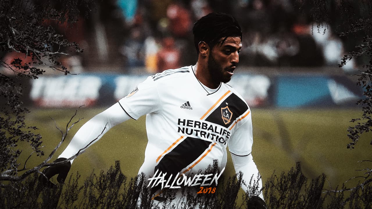 Es el rival odiado, el blanco le luce bien a Carlos Vela, pero sería de terror verlo con el azul y amarillo enfundados.